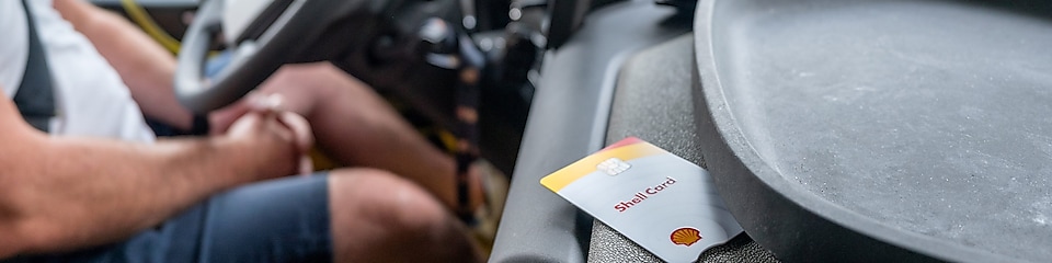 Жена, плащаща за гориво на бензиностанция с карта за гориво от Shell