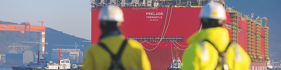Първо пътуване на кораб на Prelude: огромният корпус на съоръжението поема към водата за първи път